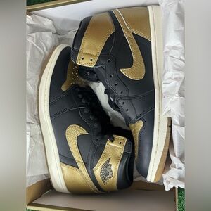 Jordan‎ 1 Retro High OG
Black Metallic Gold Size 9